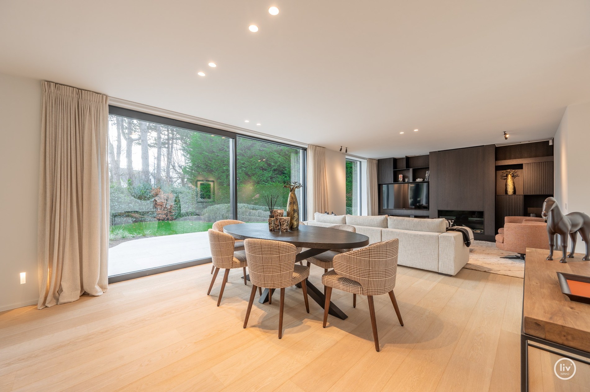 Superbe villa charmante, entièrement rénovée et joliment située dans un quartier résidentiel calme à proximité du centre de Knokke. 