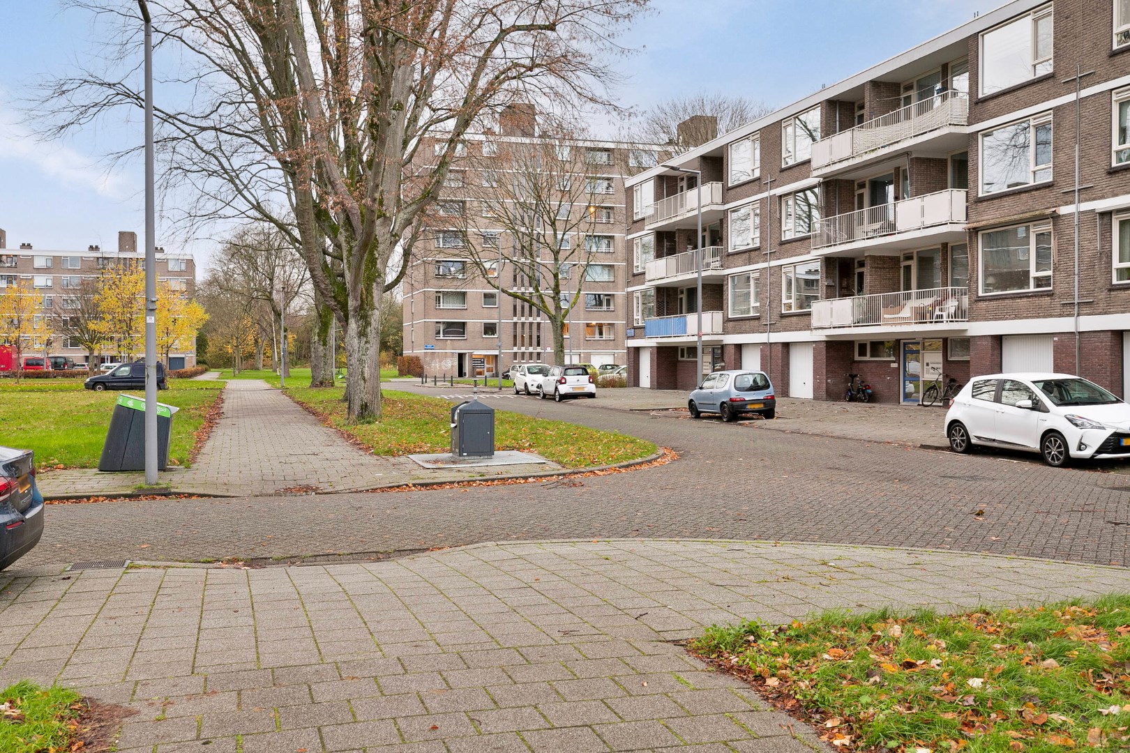 Instapklaar 3 kamer appartement op de 1e verdieping met keurige keuken en badkamer, balkon op het zuidoosten, berging in de onderbouw en gelegen op eigen grond. 