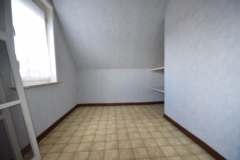 Grondig op te knappen woning met tuin, op toffe ligging. 