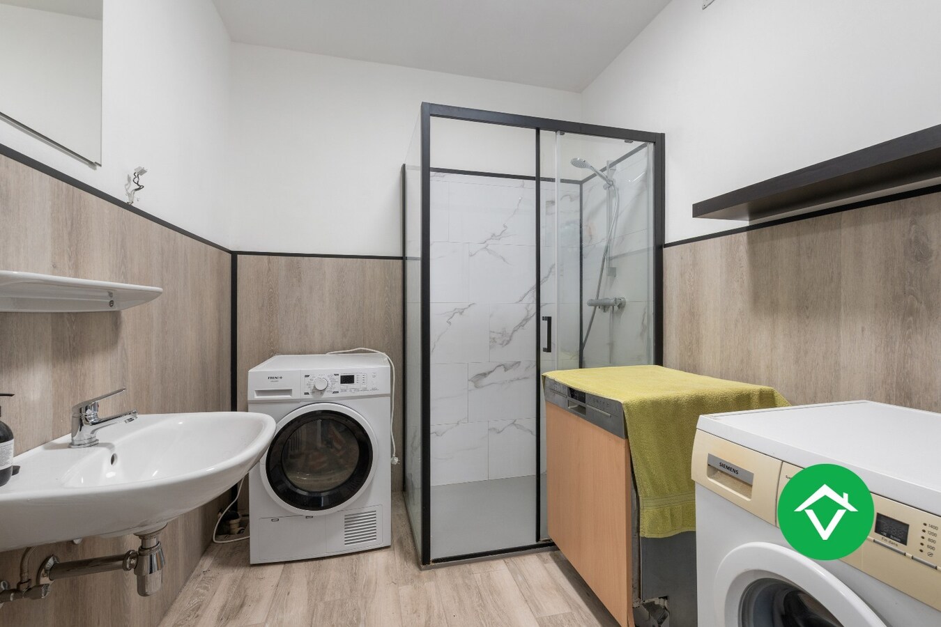 Veelzijdig handelspand met woonst en twee verhuurde appartementen in centrum Aartrijke 