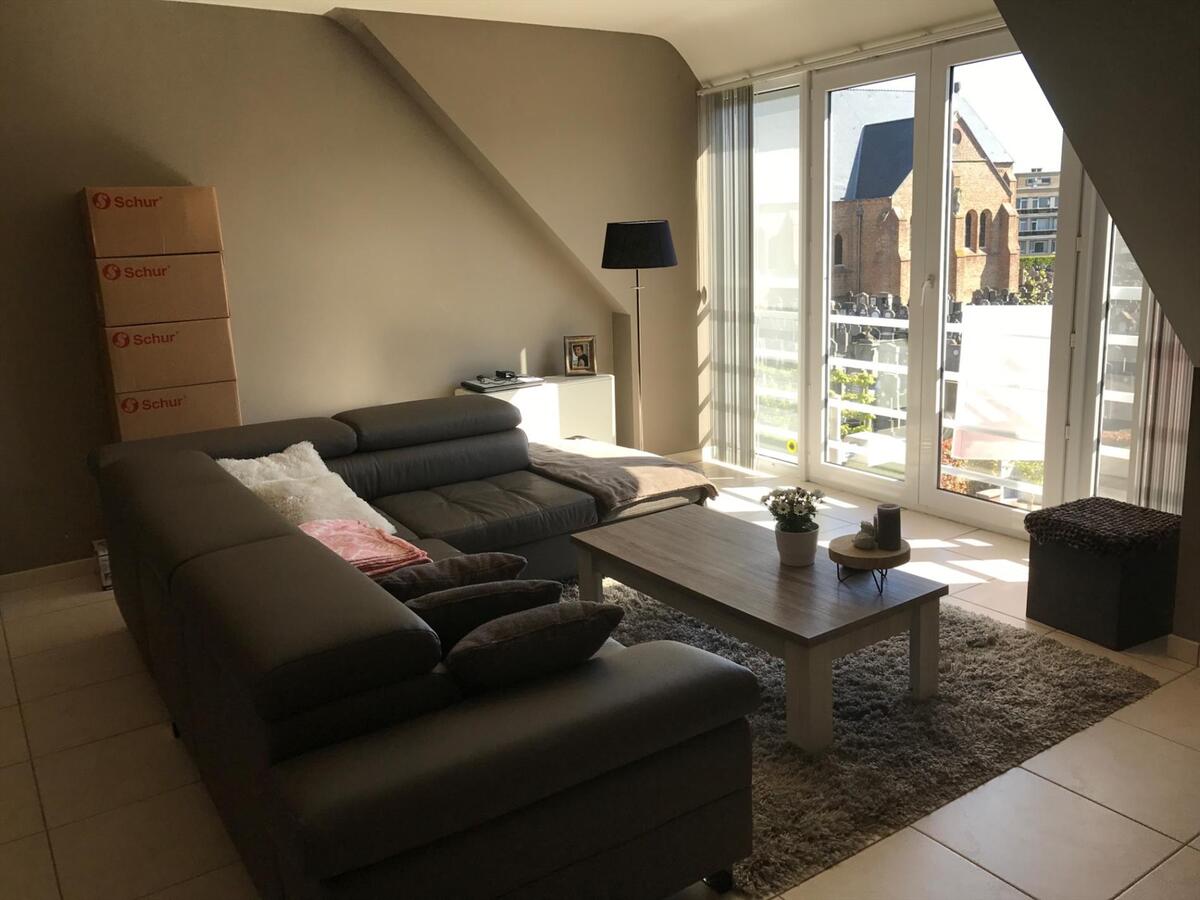 Ruim duplex-appartement met garage 