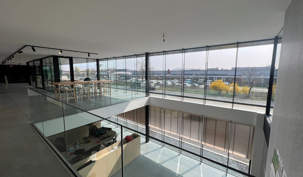 Recent bedrijfsgebouw met prachtige kantoren te huur in Lokeren