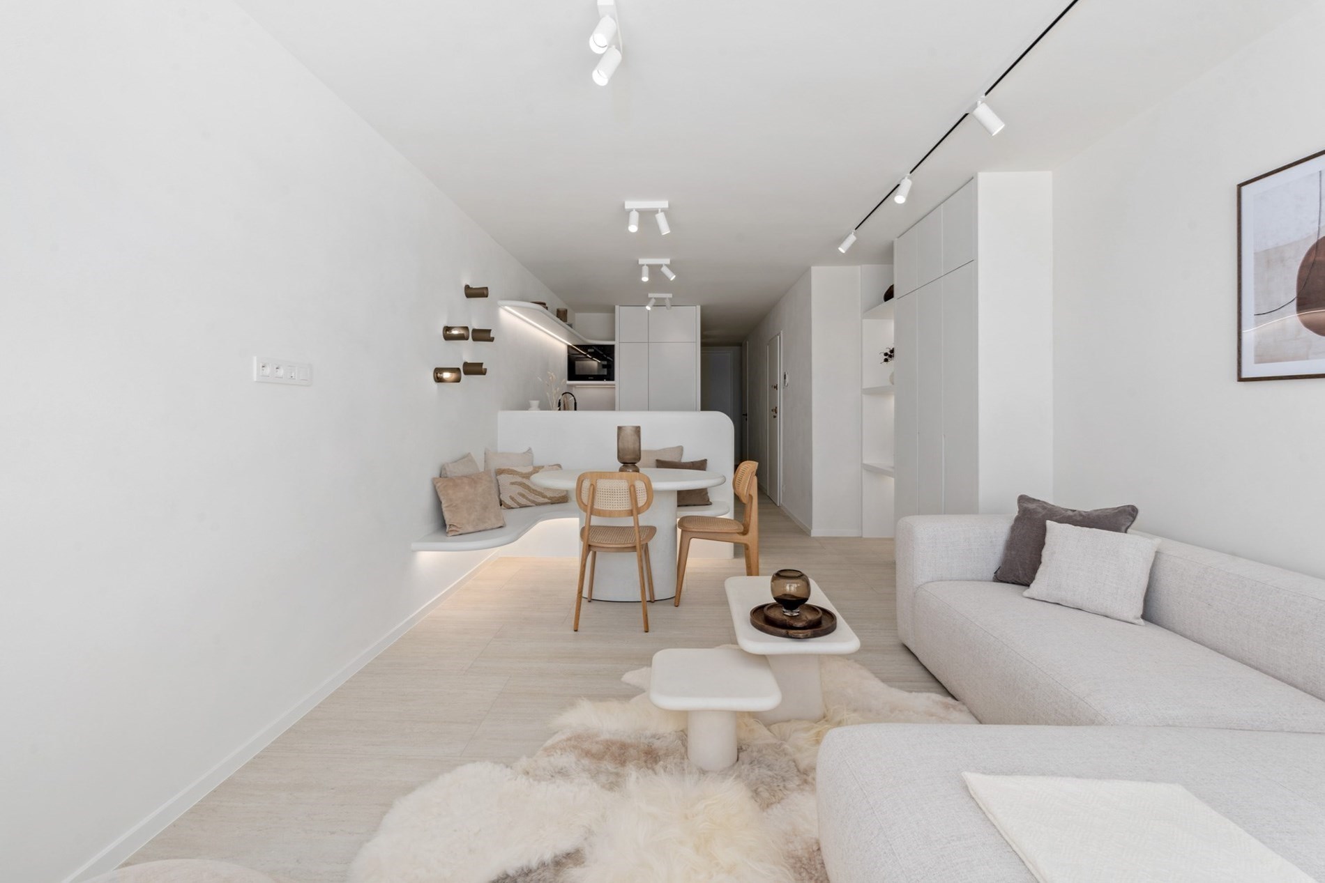 Integraal gerenoveerd appartement genietend van een panoramisch uitzicht op de zeedijk te Duinbergen! (mog tot aankoop van een garage) 