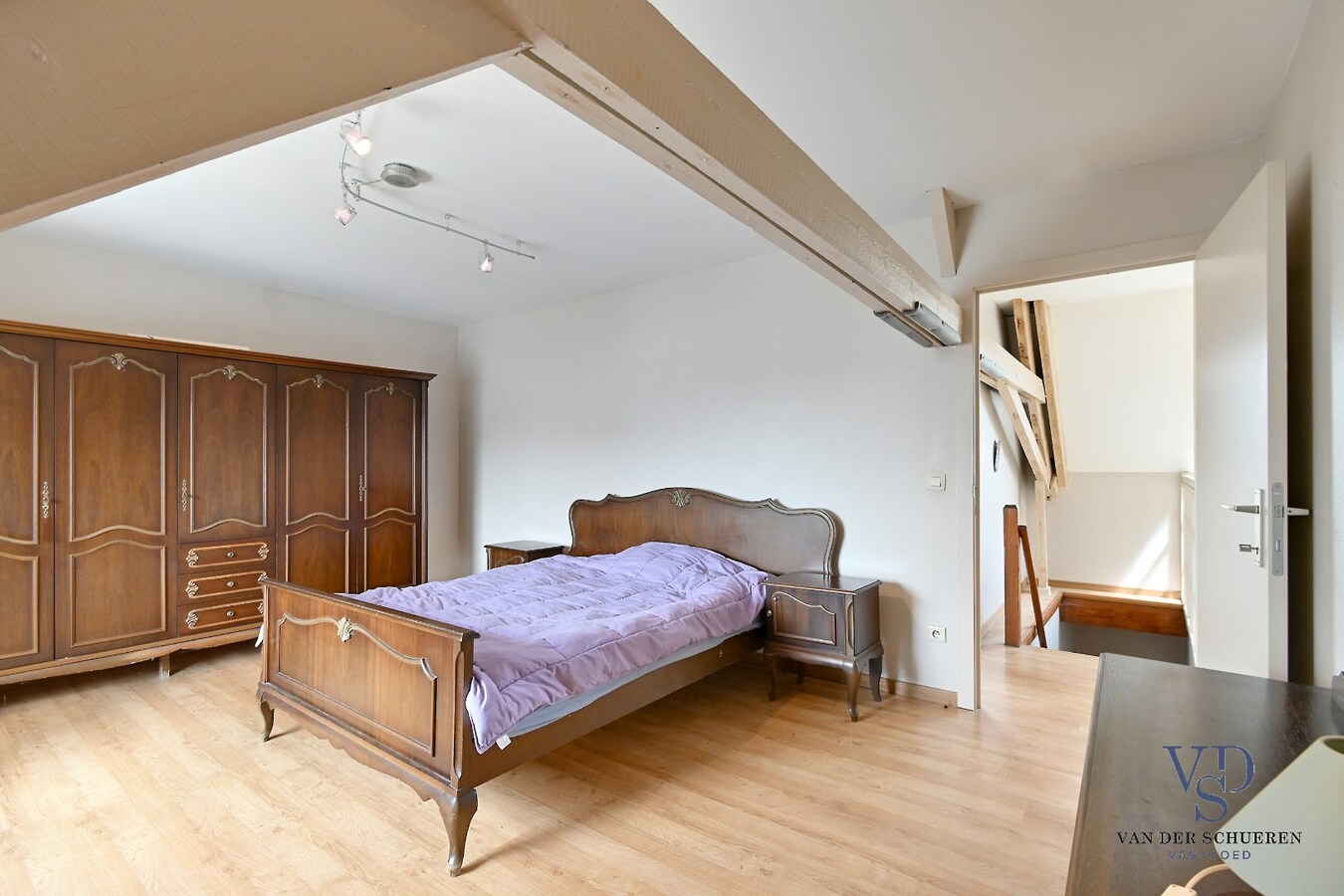 Commercieel gelijkvloers met ruime duplex en tuin. 