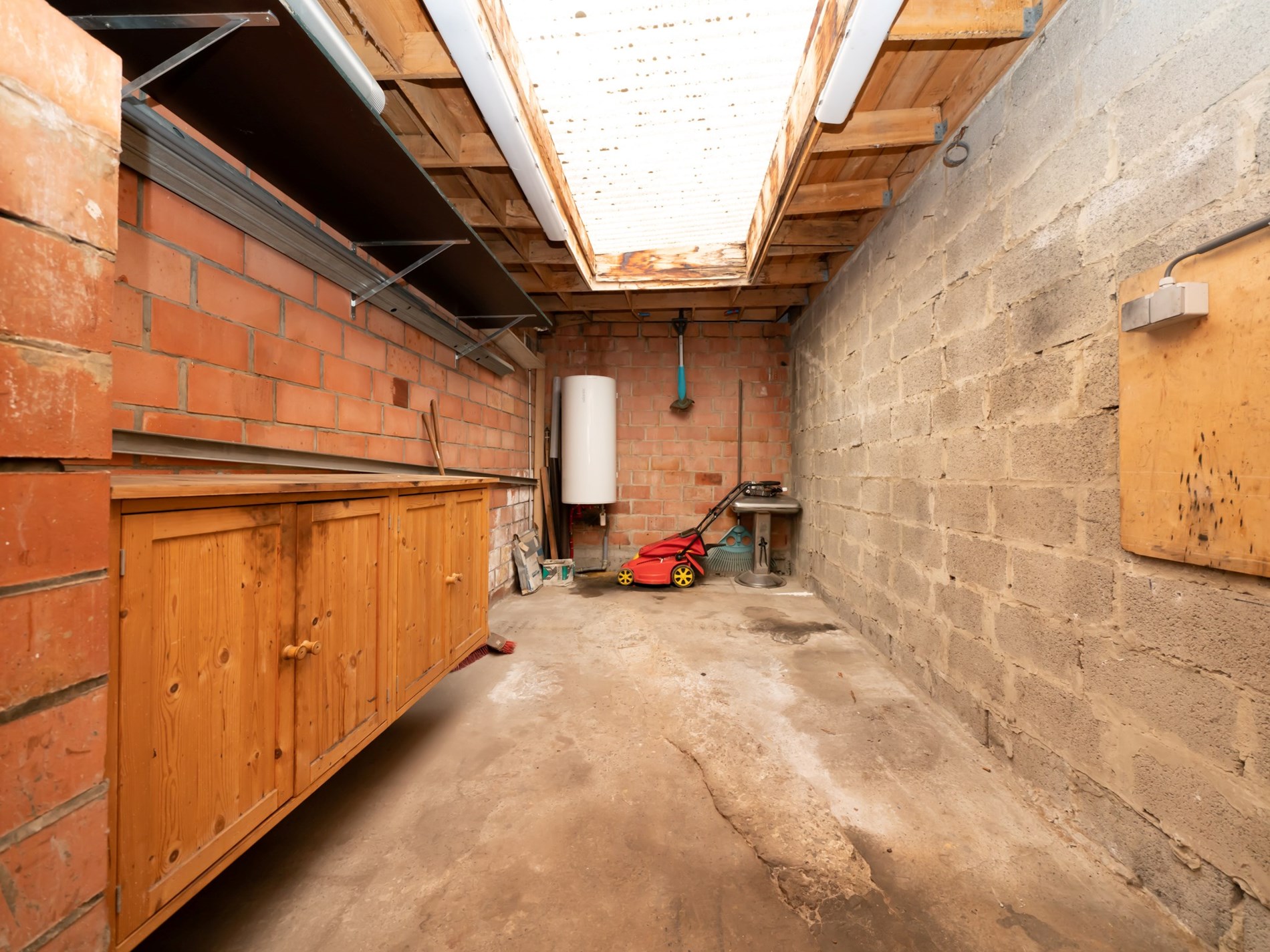 Gerenoveerde 3-gevelwoning met 3 kamers, garage en tuin 