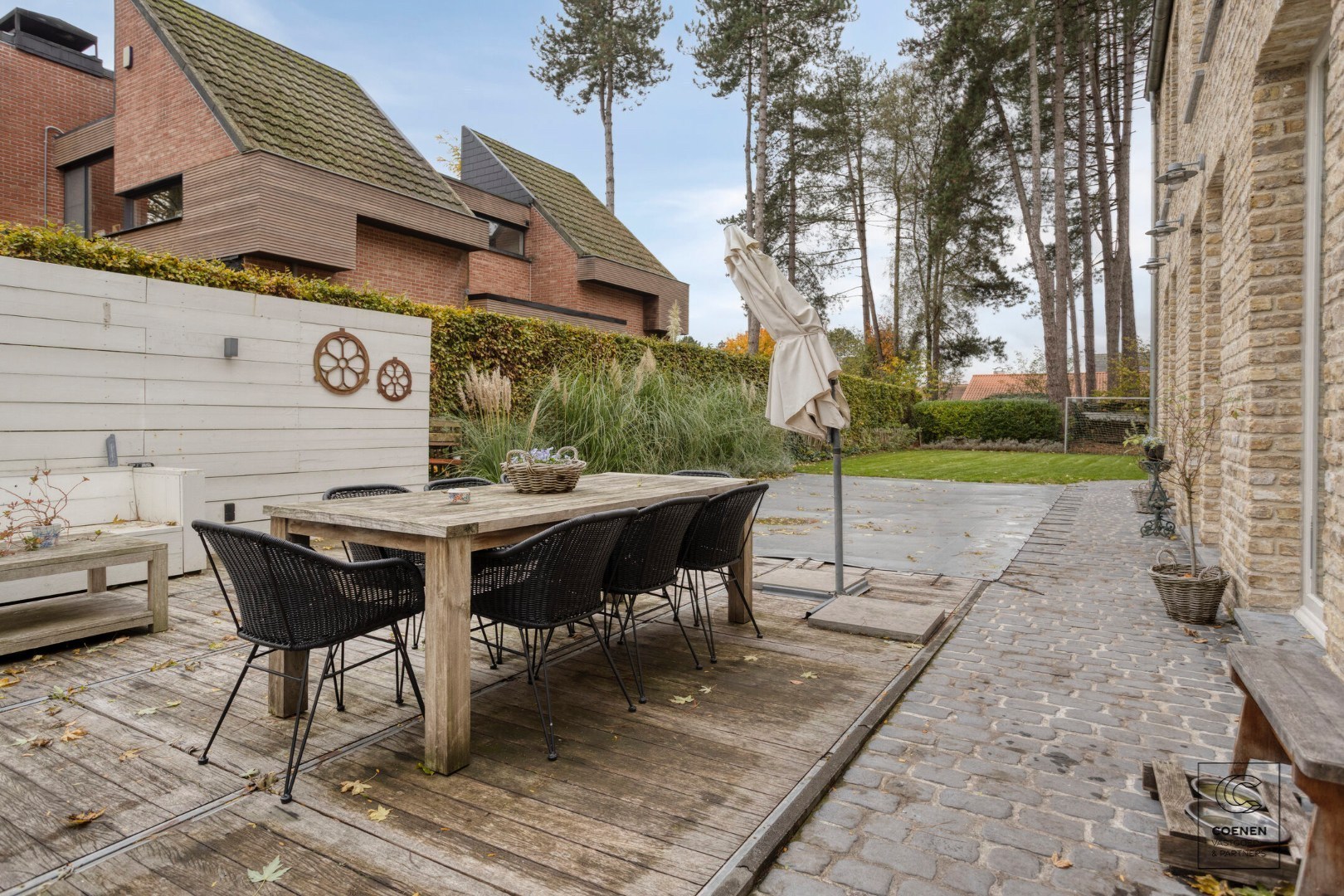 Prachtige woning met een bew. opp. van 302 m², 6 slpk, 3 bk en prachtige tuin met zwembad 