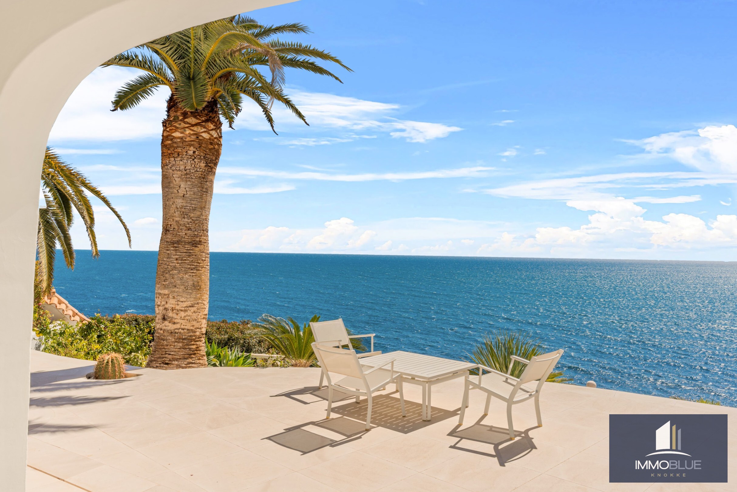 Villa méditerranéenne moderne avec vue mer spectaculaire 