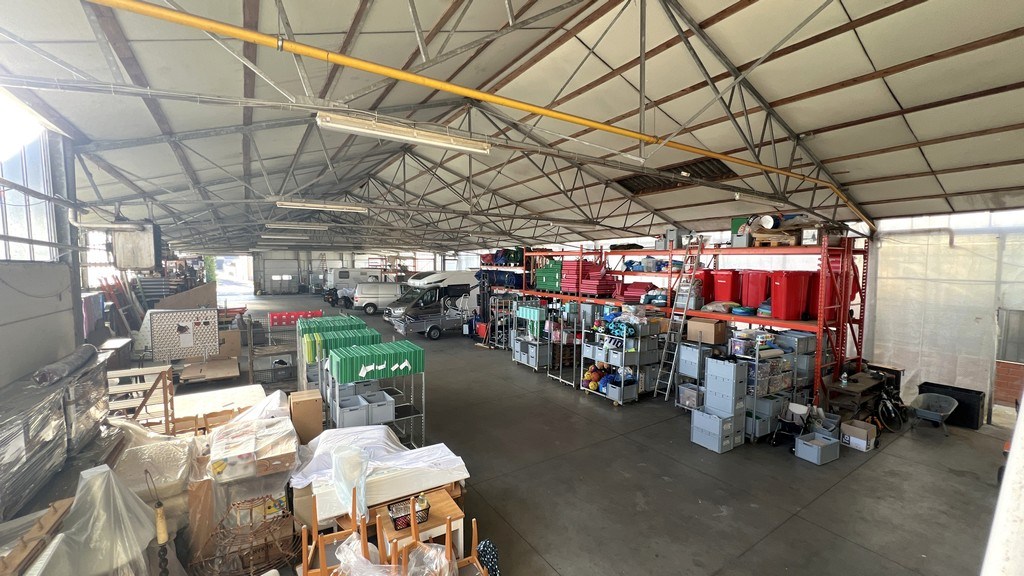 Magazijn met laadkades en kantoor te huur nabij R4 in Melle