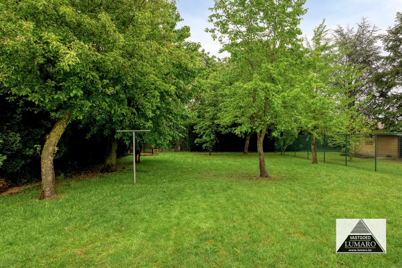 2  woongelegenheden met handelsruimte , grote tuin, 1448 m² 