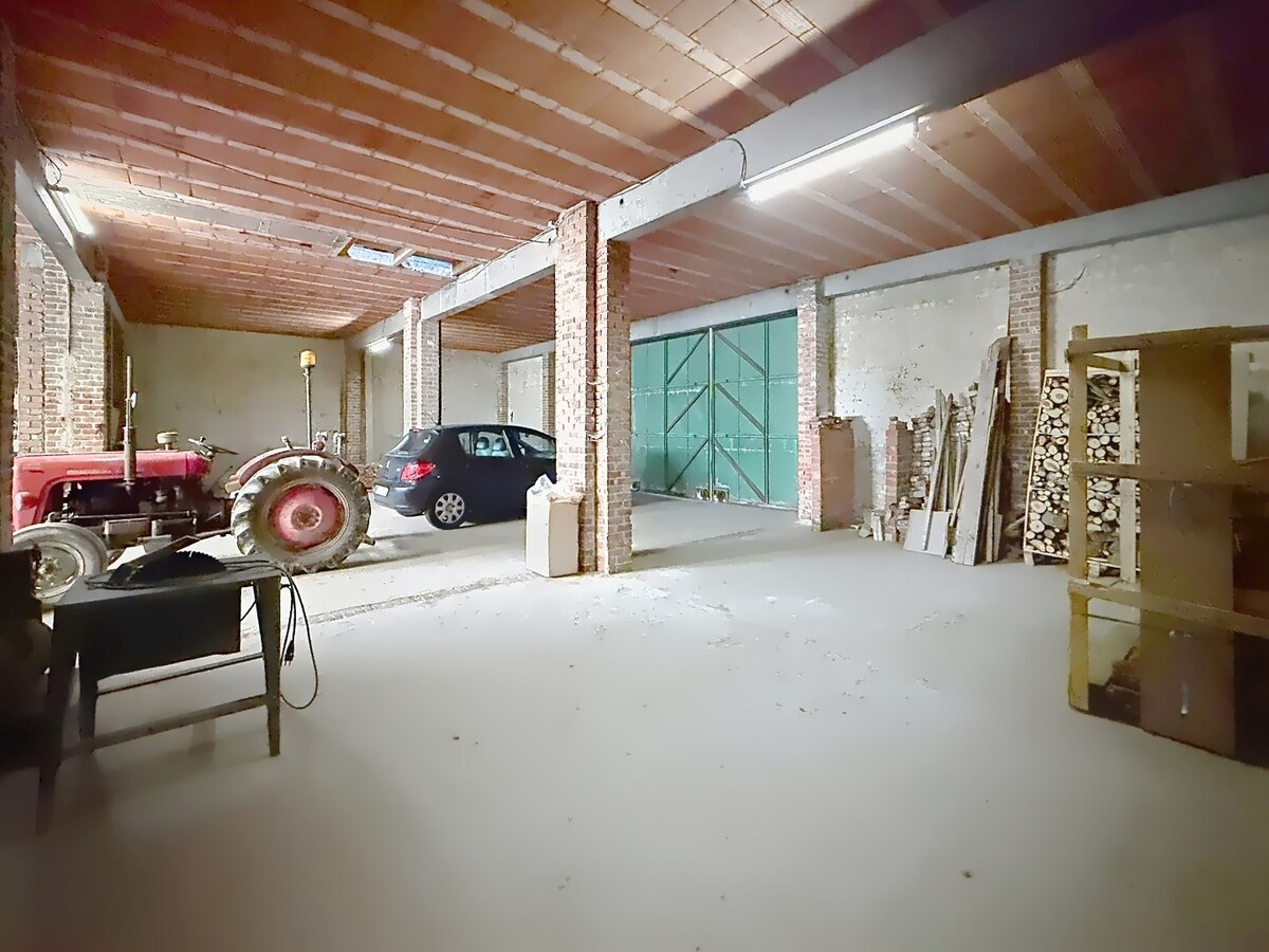 Kloeke woning met vier slaapkamers en ruim magazijn in Hulste. 