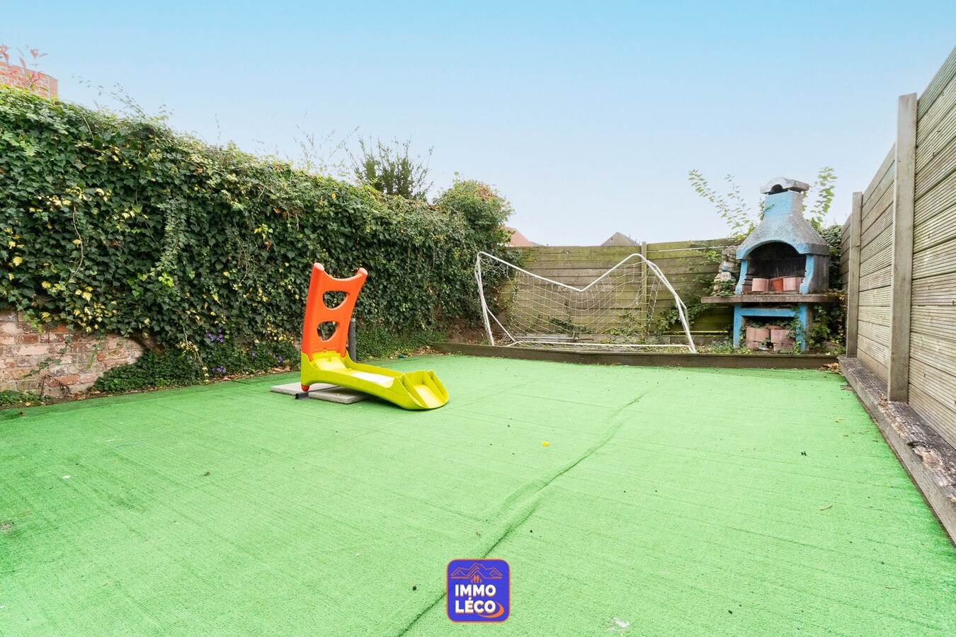 Maison avec beaux volumes et jardin. 