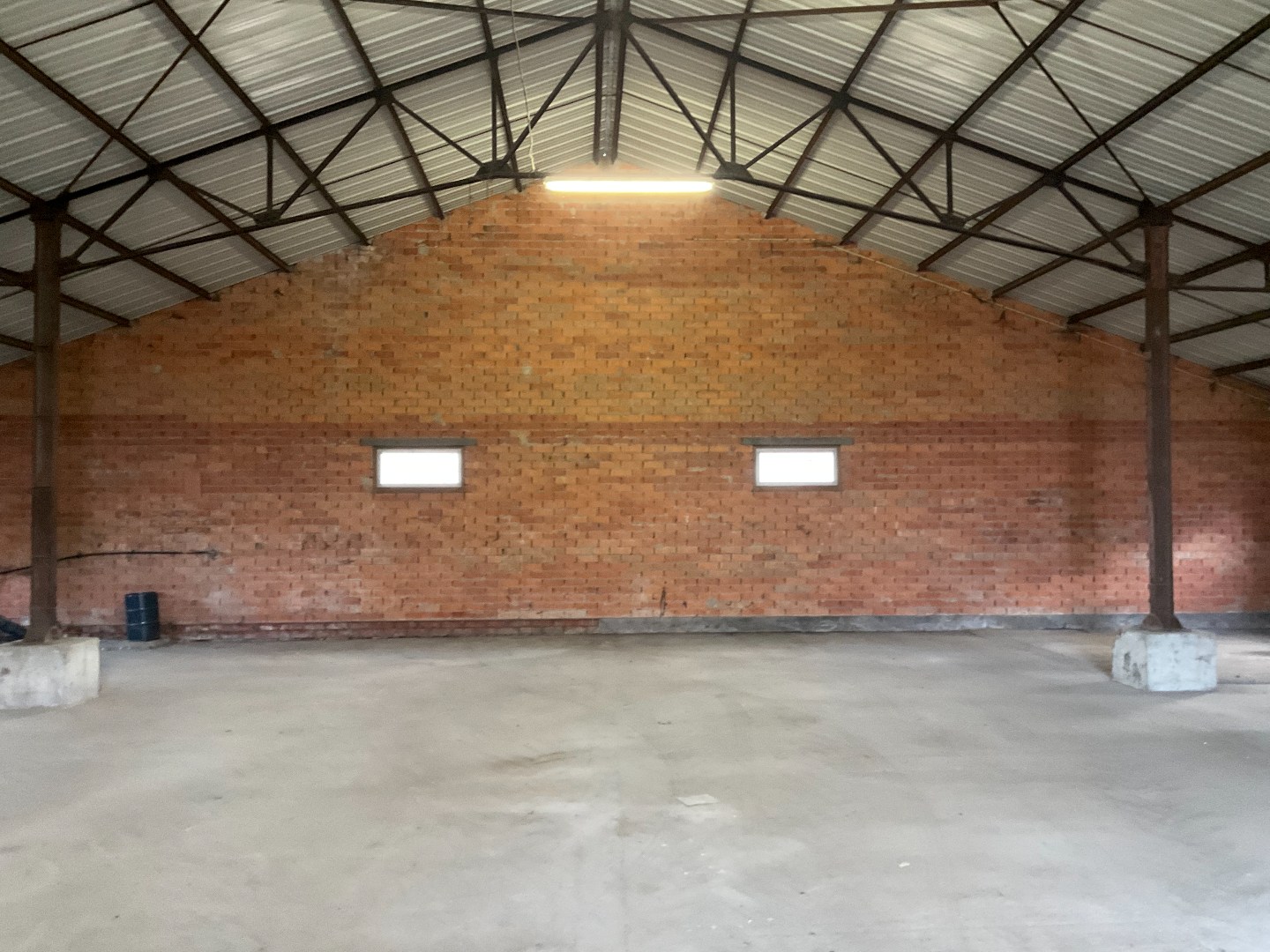 Ruime loods/opslagruimte (300 m²), gunstig gelegen te Lichtervelde 