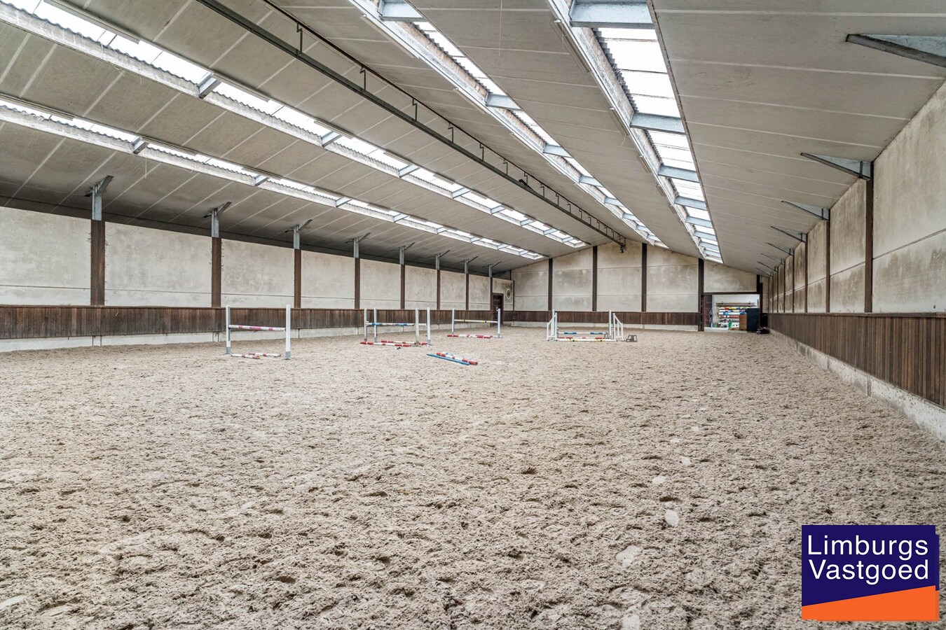 Landelijk gebouwencomplex voor paardenhouderij, op ong. 3ha 50a met stallen, weides/paddock, binnen-en buitenpiste, en woning. 