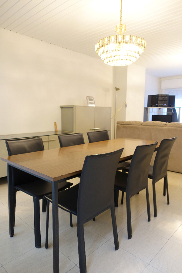 Ruime halfopen bungalow met zongerichte tuin 