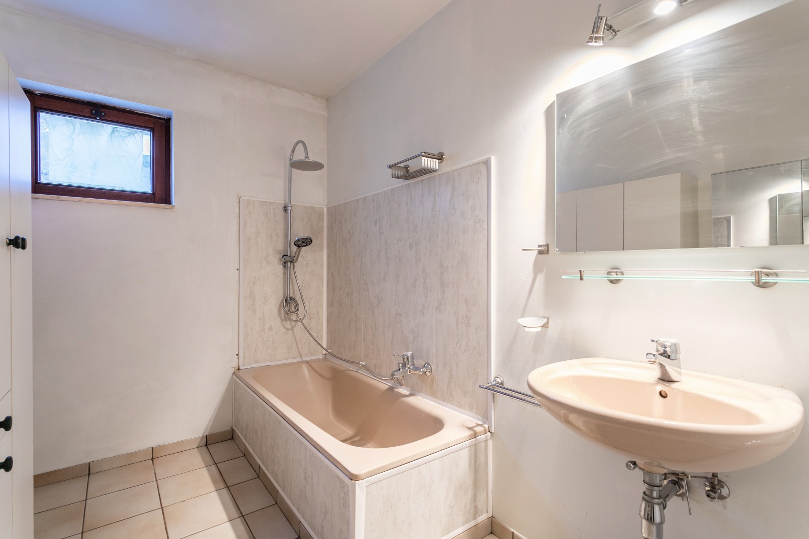 Op te frissen bungalow met 2 slaapkamers, garage en tuin op topligging in Halle 