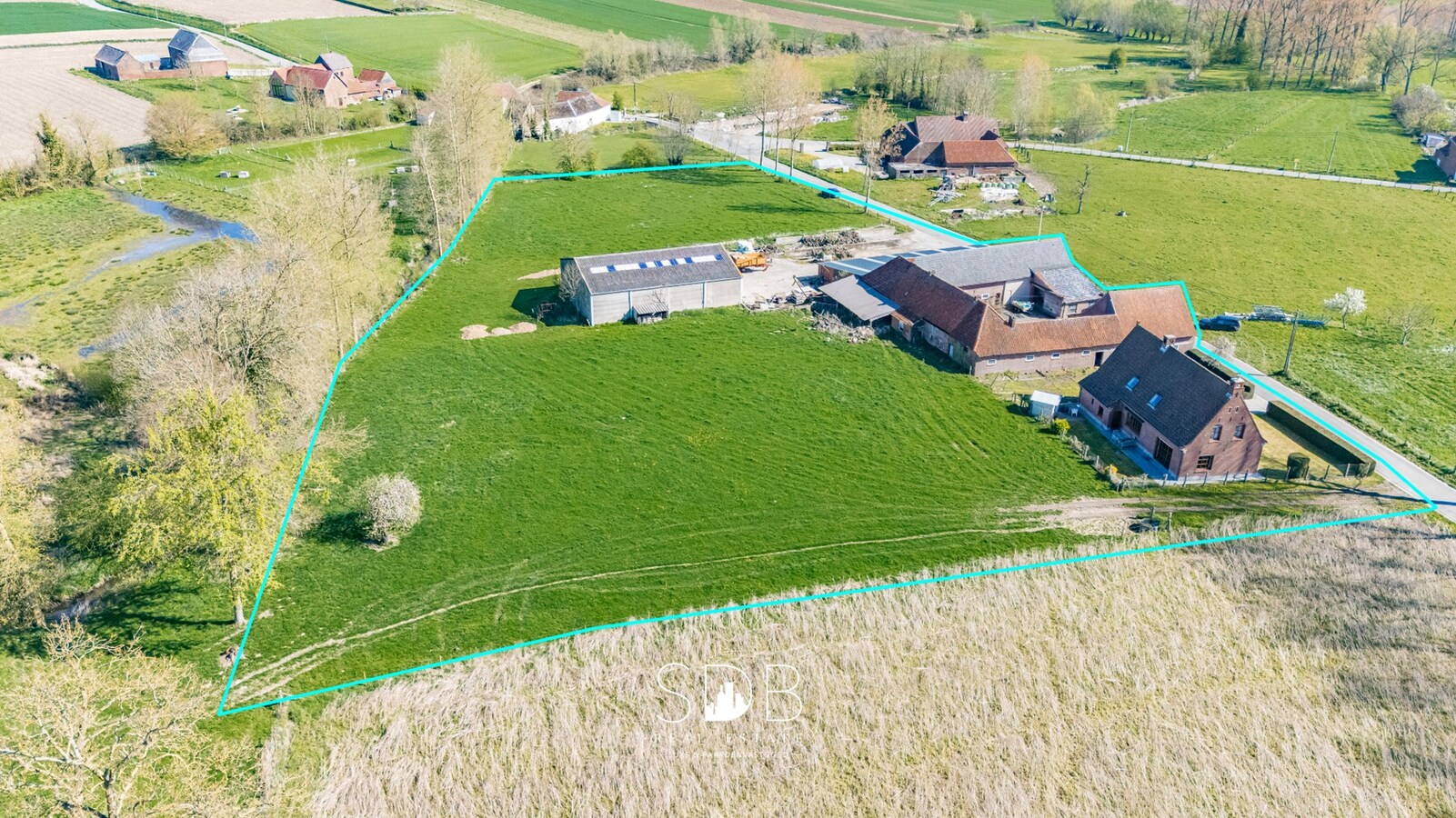 Boerderij met aanpalende graslanden op 12.970m² + mogelijkheid tot bijkopen graslanden +/-20ha 