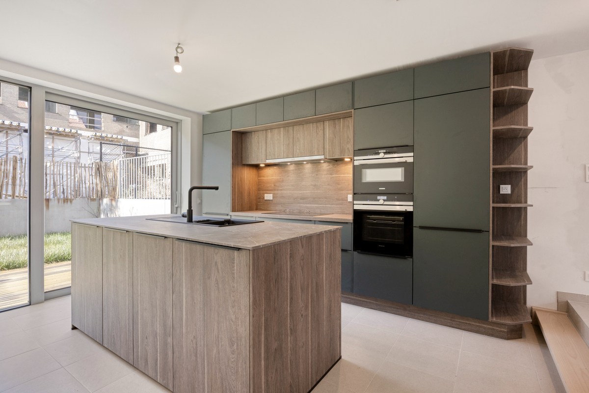 Instapklare woning met zeer goede afwerking, 3 slaapkamers, 3 badkamers, tuin, terras en autostaanplaats in het centrum van Tienen – EPC 27 kWh/m² - bewoonbare opp. 172 m² 