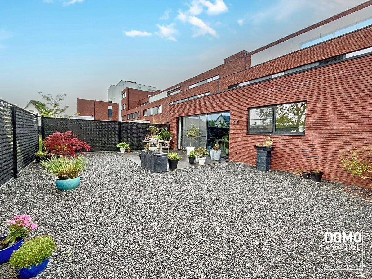 GELIJKVLOERS 1 SLAAPKAMER APPARTEMENT MET TUIN EN ONDERGRONDSE AUTOSTANDPLAATS GELEGEN TE SPALBEEK 