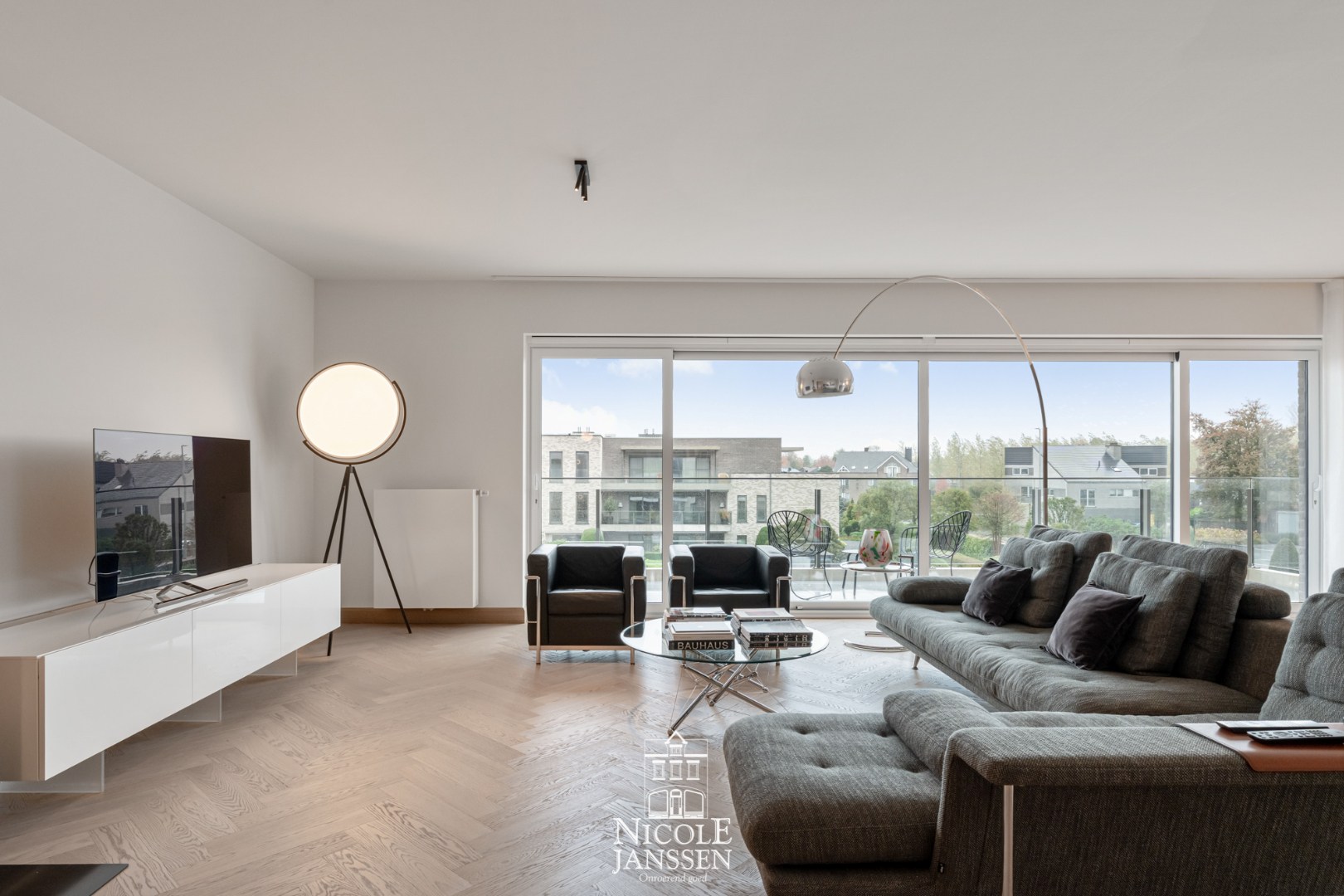 Open leefruimte met visgraatparket en prachtig uitzicht over het park