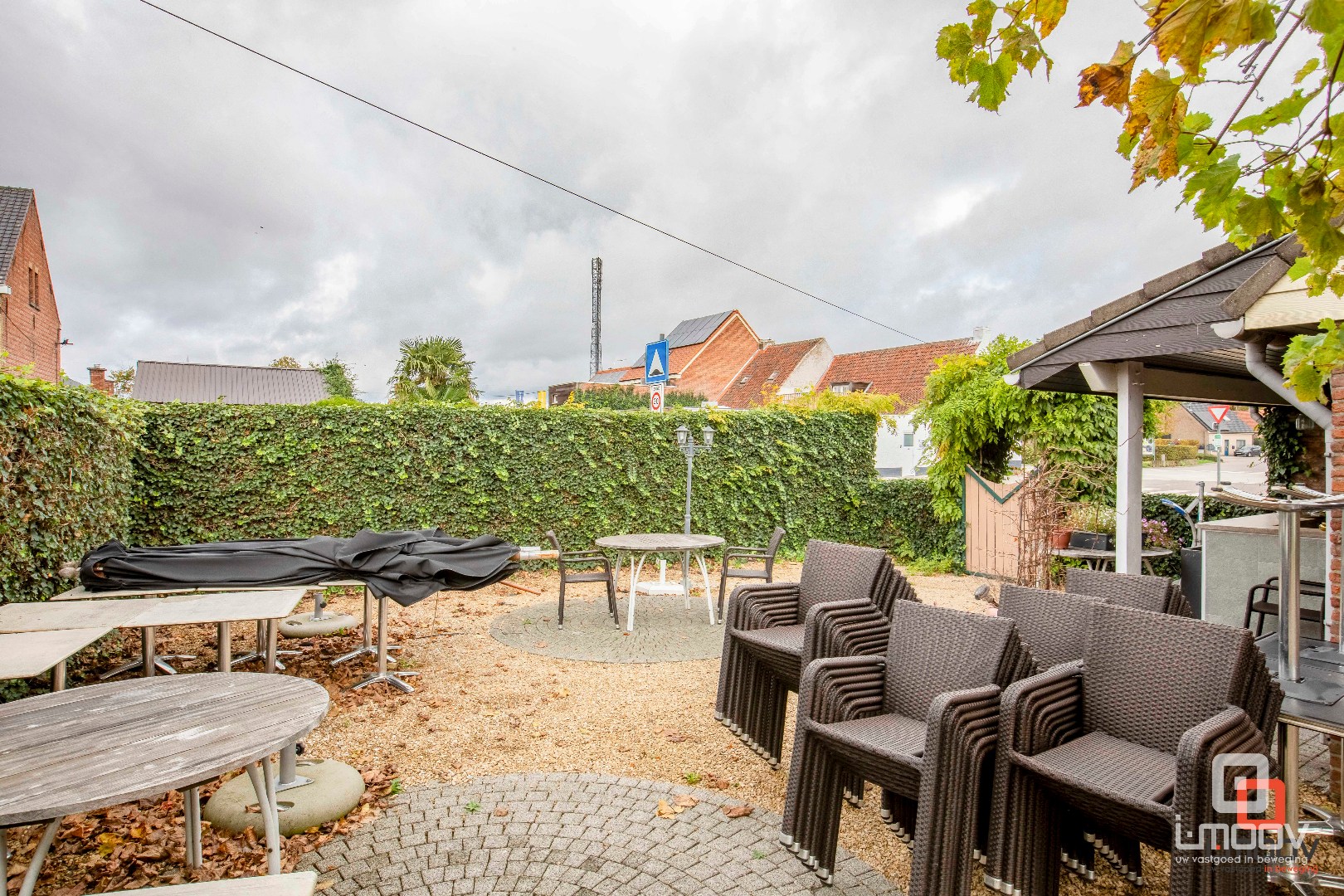 Te koop- Gebruiksklaar restaurant met terras en appartement in hartje Hijfte (Lochristi) 
