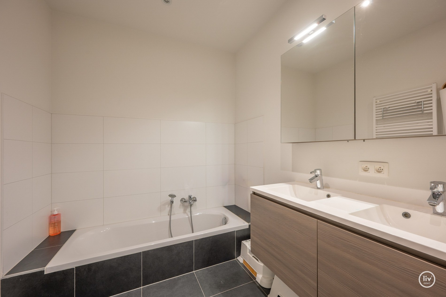 Prachtig, ruim en récent (2015) appartement met 3 volwaardige slaapkamers en zonnig terras goed gelegen op de Leopoldlaan te Knokke. 