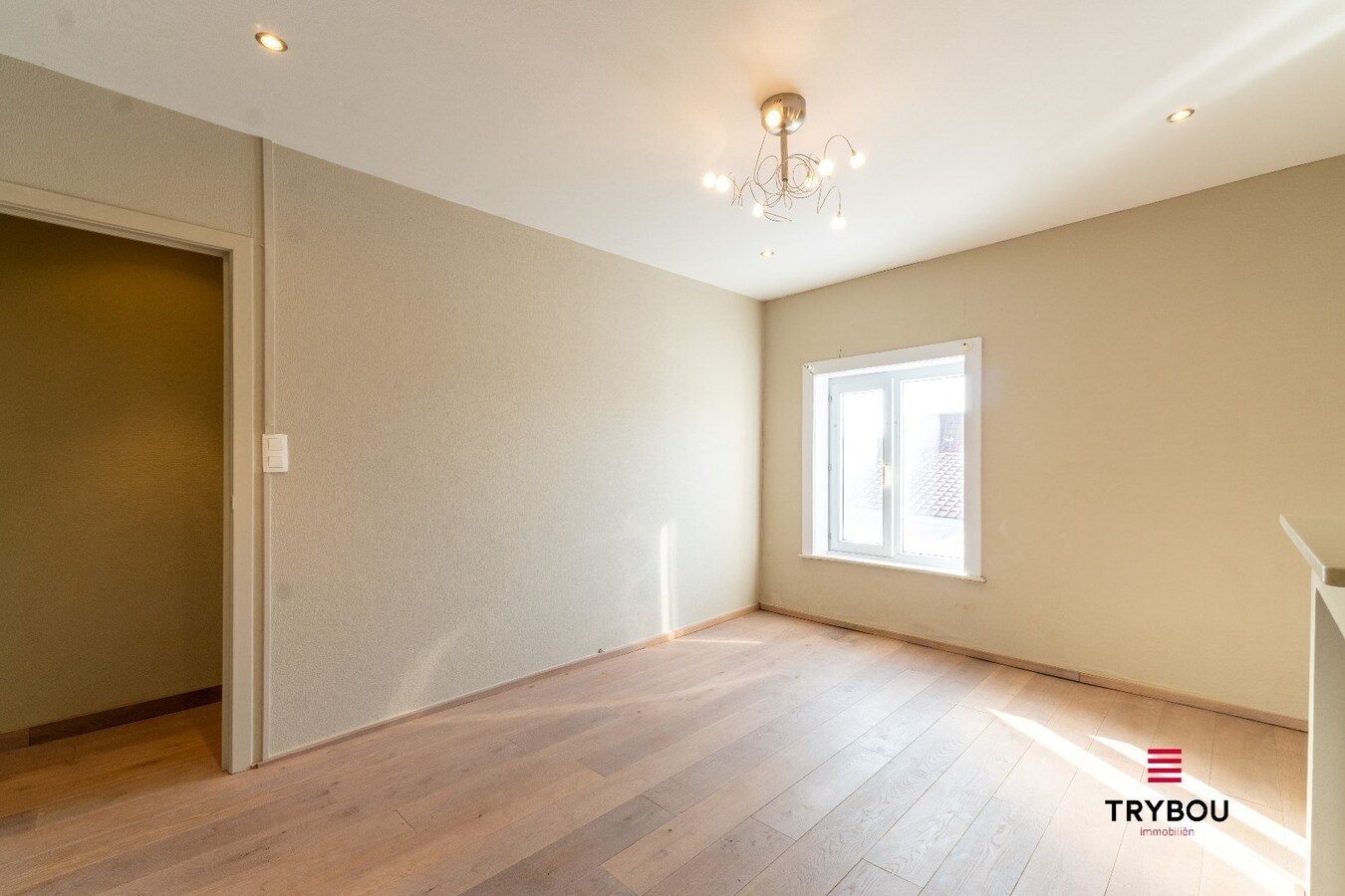 Commercieel pand met woonmogelijkheden op uitstekende ligging 