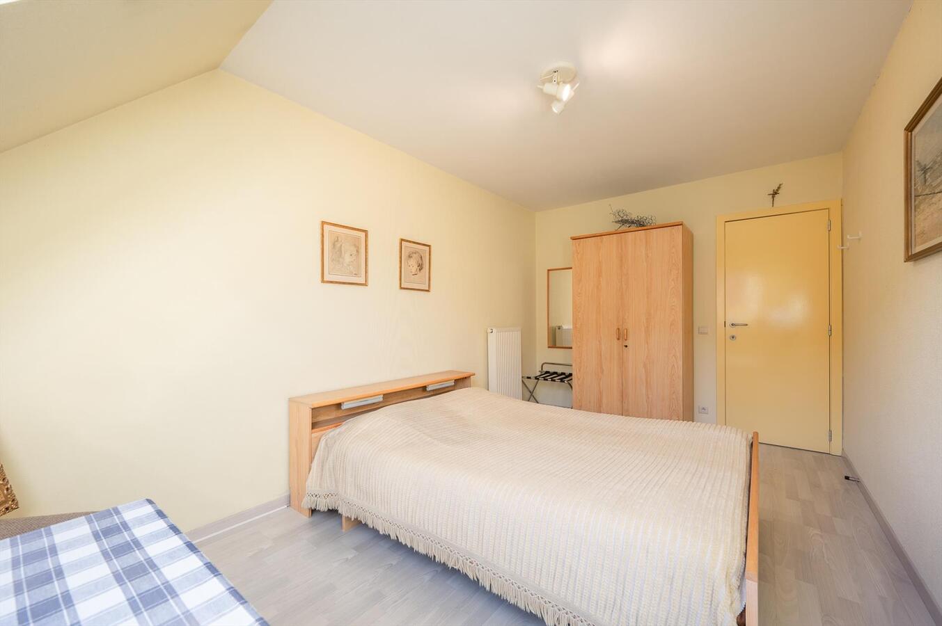 Goed gelegen woning met 4 slaapkamers, tuin &amp; parkeerplaats te Duinbergen 