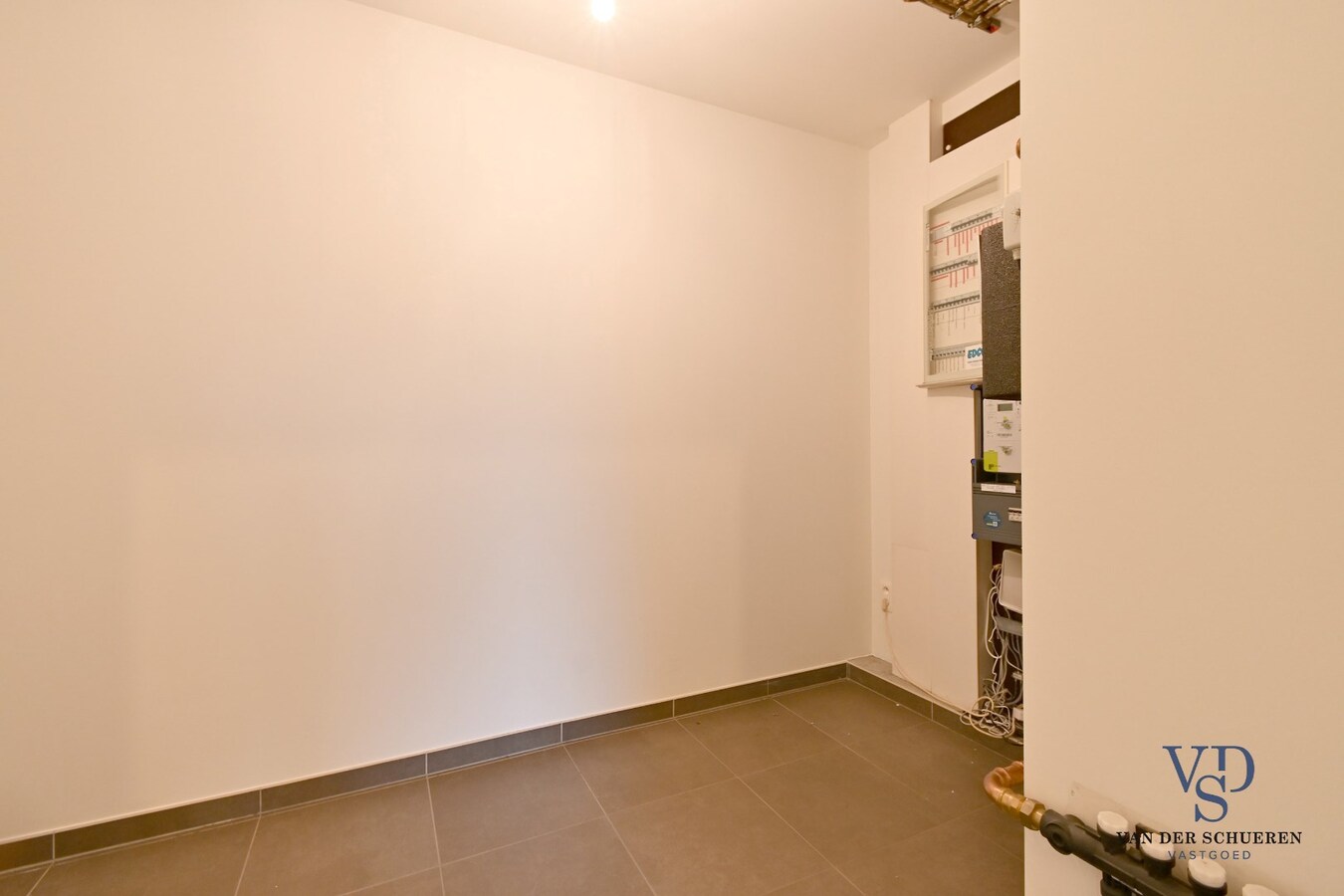 Ruime Half Open, op een commercieel gunstige ligging 