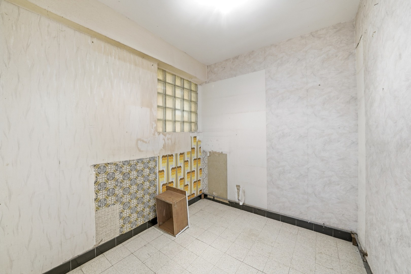 Te renoveren gelijkvloers appartement met 2 slaapkamers in Oostende 