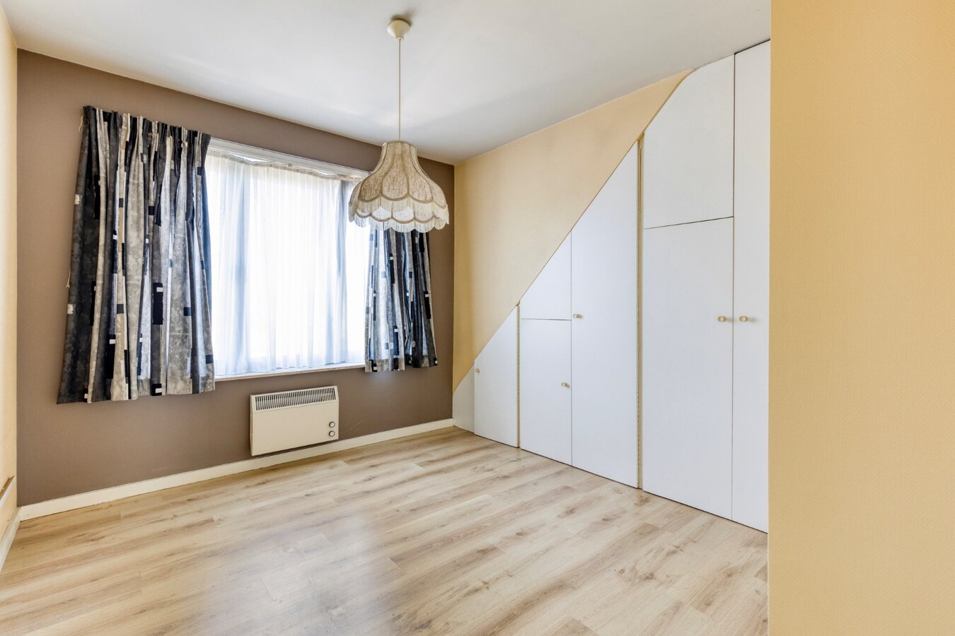Grote gezinswoning met talrijke mogelijkheden en 4 garageboxen 