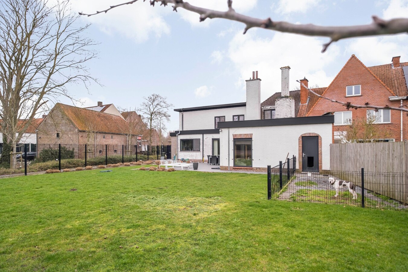 Uniek &amp; Instapklaar handelspand met woonst in Heule te koop ! 