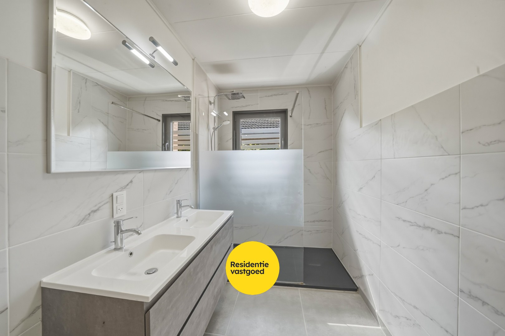 Instapklare ruime bungalow met zongerichte tuin in hartje Oudenburg! 