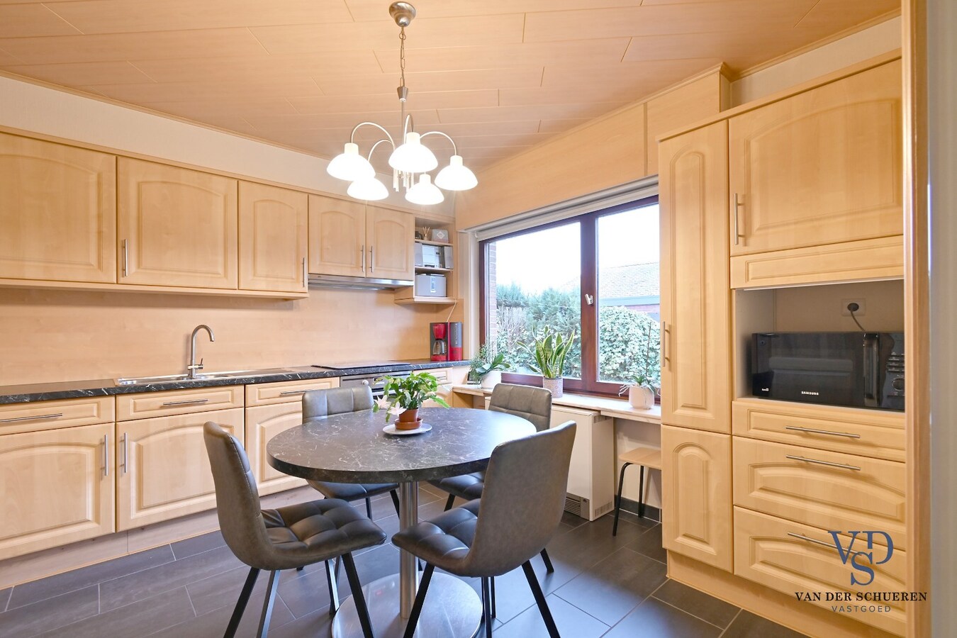 Degelijke bungalowwoning met garage 