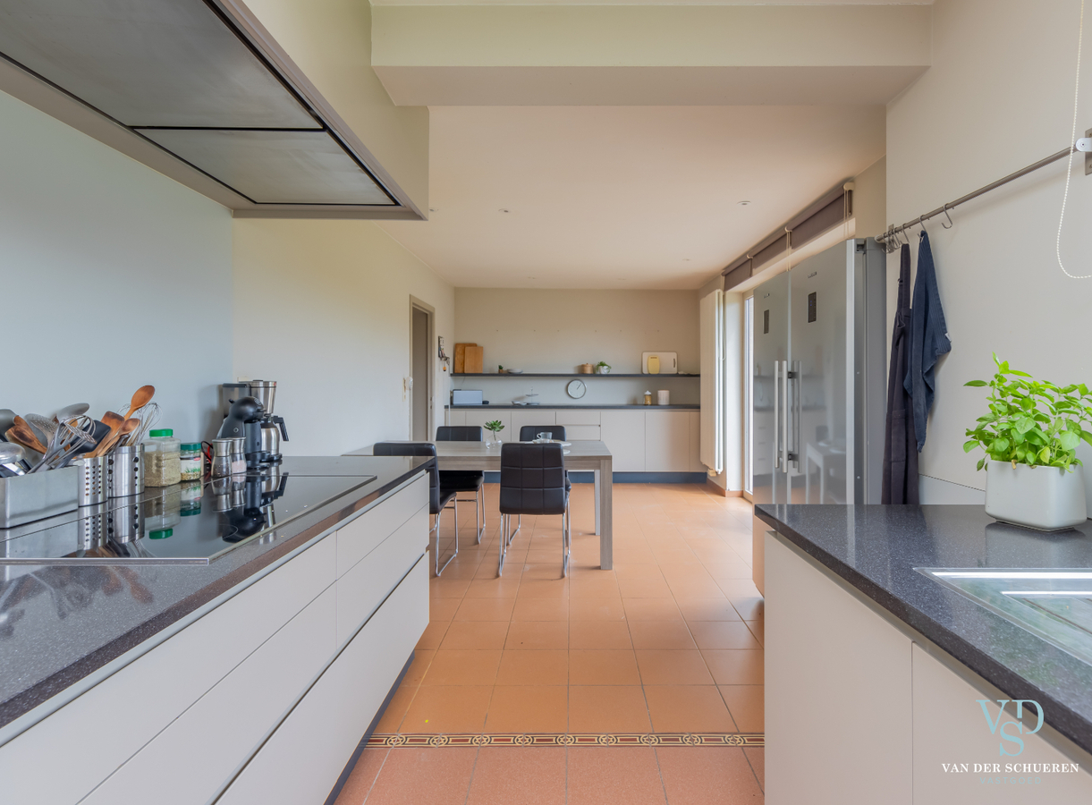 Authentieke herenwoning met atelier / bureau's. 