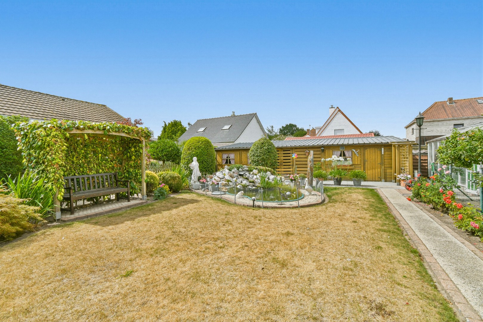 Alleenstaande villa op ruim perceel van 854 m2 in rustige woonwijk te Gistel 