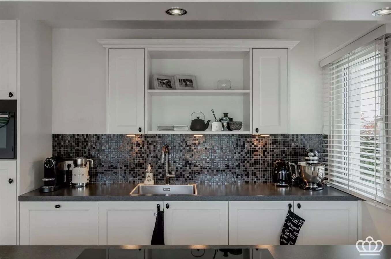 Magnifiquement située, charmante maison avec des installations pour chevaux sur environ 1,8 ha à Essen. 