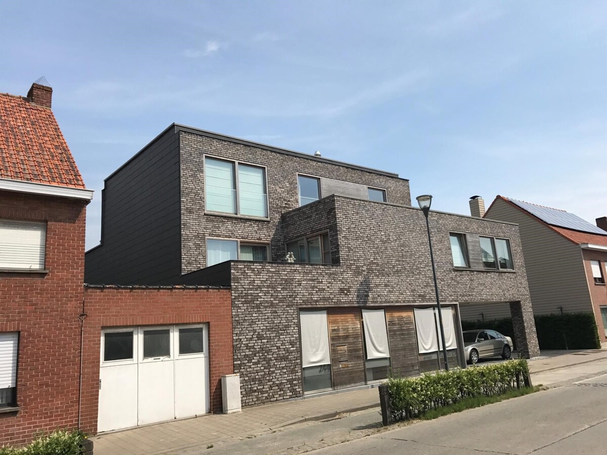 Ruim appartement met 2 terrassen, carport, tuinhuis en gemeenschappelijke tuin 