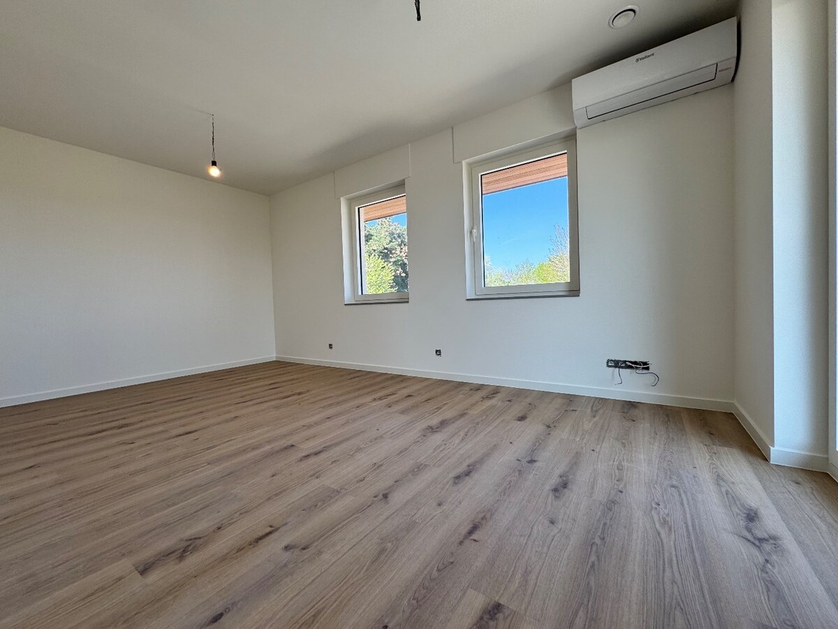 Instapklare nieuwbouwwoning met 4 slaapkamers en bureau te Kortemark 