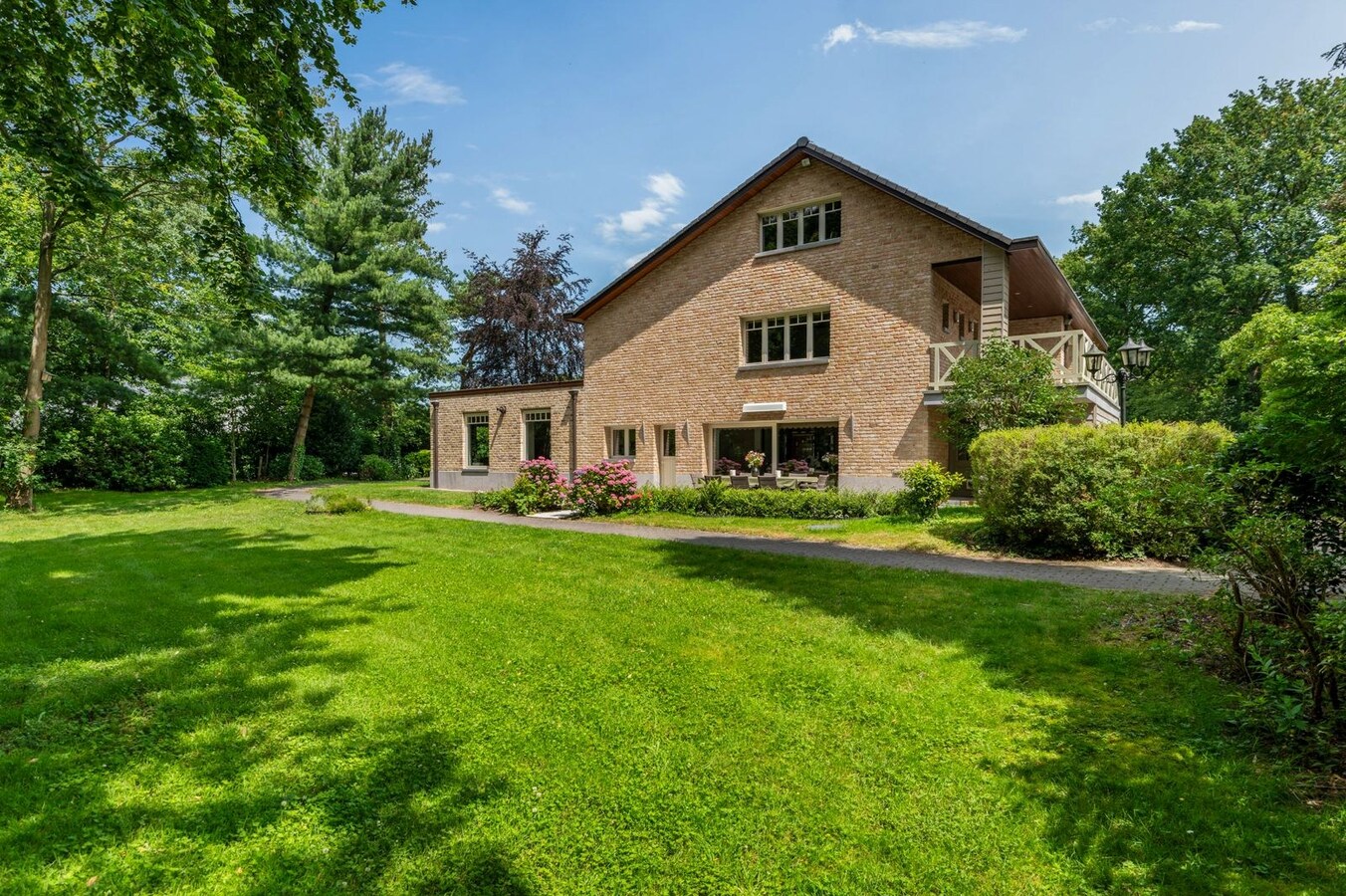 Exclusief eigendom met twee volwaardige, zelfstandige villa-woningen, een conciërgeverblijf en luxueuze paardenfaciliteiten op ruim 2 ha te Brasschaat 
