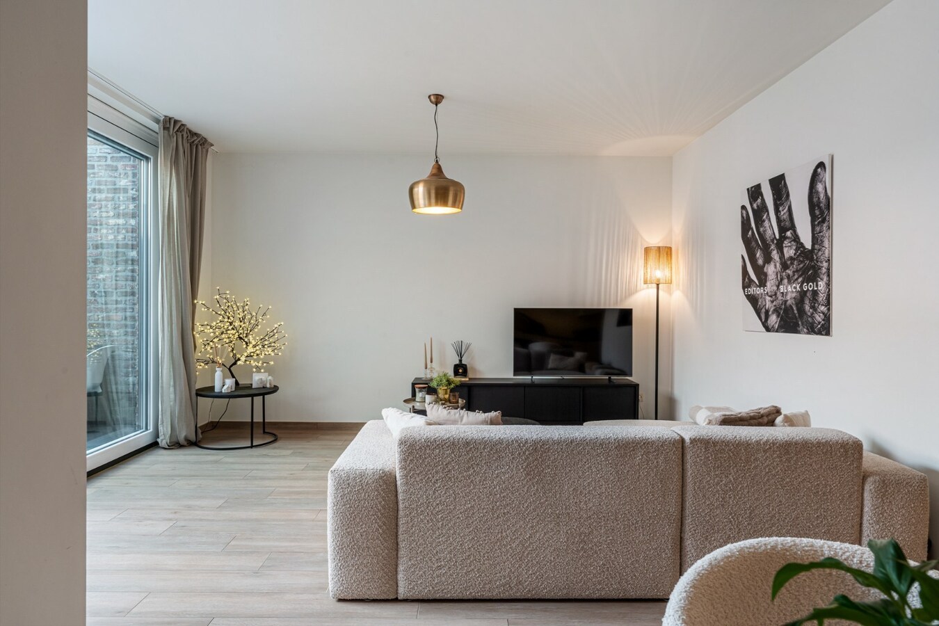 Recent, hoogwaardig afgewerkt gelijkvloers appartement, met terras en inpandige garage, in het centrum van Maaseik! 