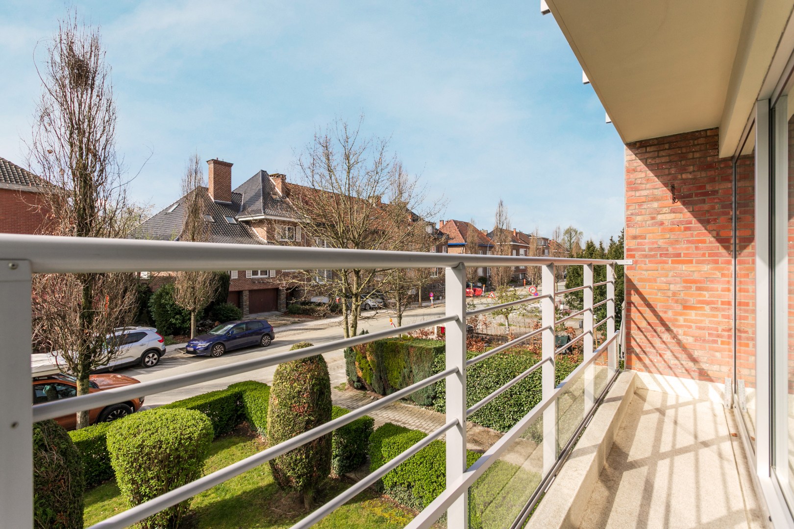 Gerenoveerd appartement met 2 slaapkamers, 2 terrassen en 2 garageboxen 