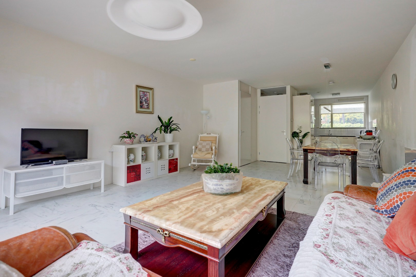 Goed onderhouden 4-kamer eengezinswoning met 3 goede slaapkamers (optie tot creëren 4e slaapkamer), ruime badkamer, onderhoudsvriendelijke tuin en gelegen op eigen grond! 