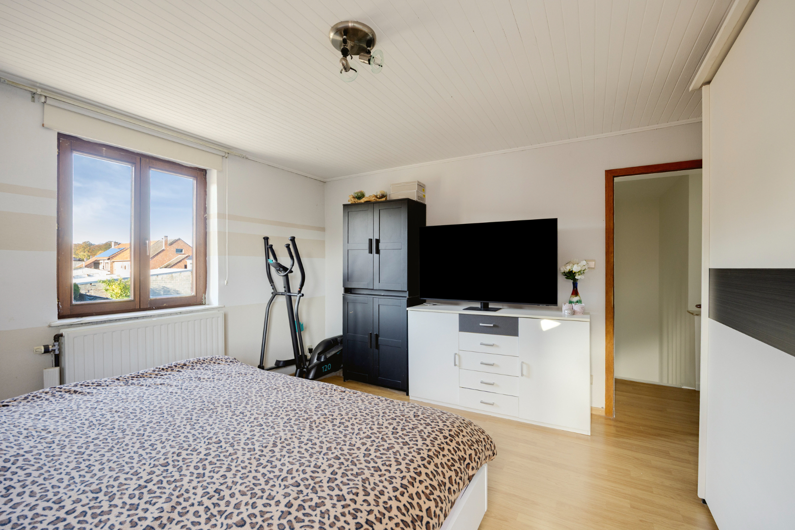 Slaapkamer 1 met doorgang nachthal