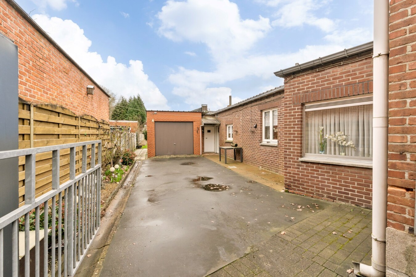 Te renoveren woning met 3 slaapkamers en grote tuin. 