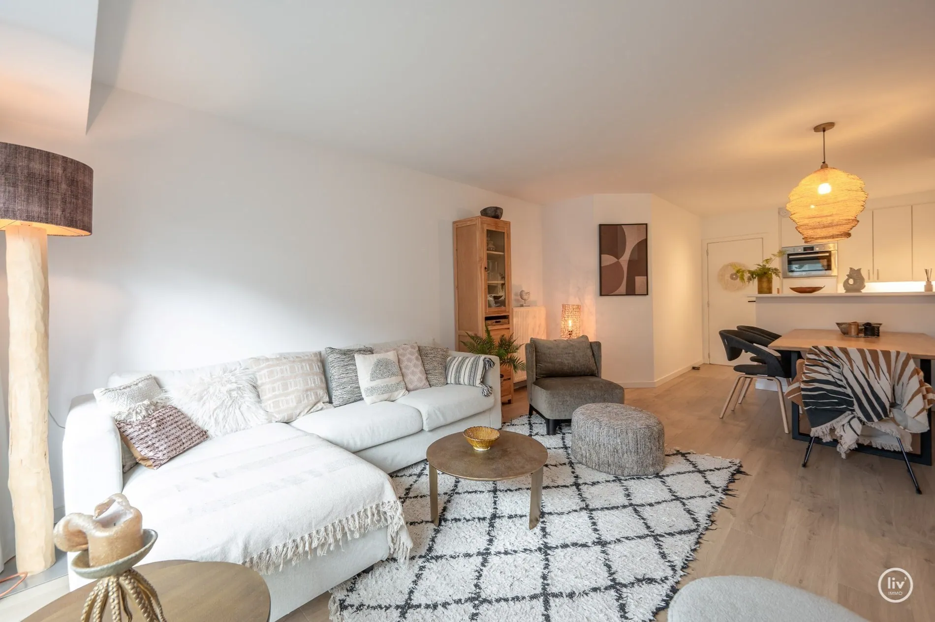 Recent 2-kamer appartement  (2002) met Zuid-west georiënteerd terras op wandelafstand van de Lippenslaan.