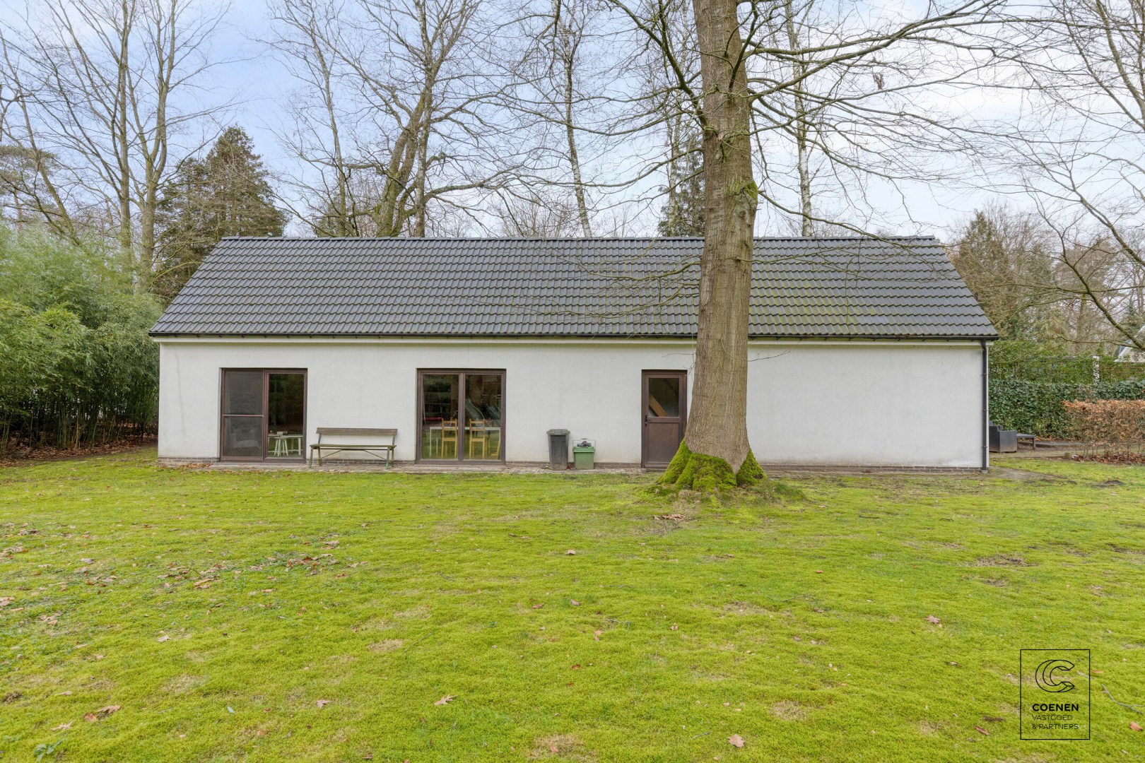 Lichtrijke en ruime villa van 338 m² met ingebouwd zwembad en tal van mogelijkheden voor co-housing of kangoeroewonen! 