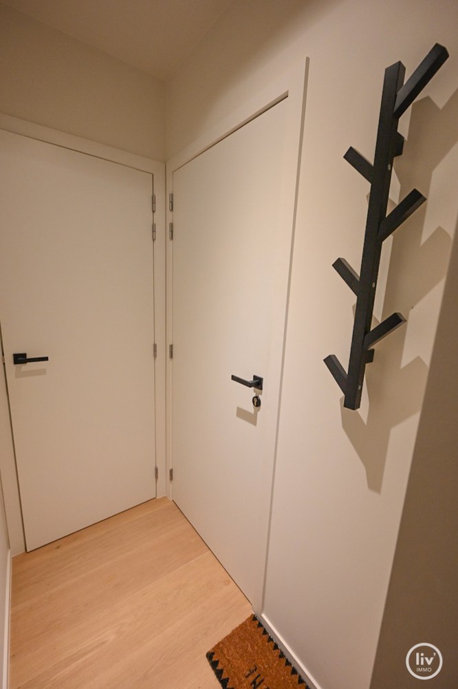 Appartement d'une chambre entièrement rénové, situé au centre près de la digue et de l'avenue Dumortier. 