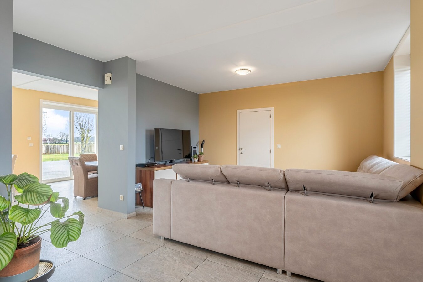 Vrijstaande, zeer verzorgde woning met aangrenzende, uitgeruste stalling/loods op een perceel van 72a14ca 