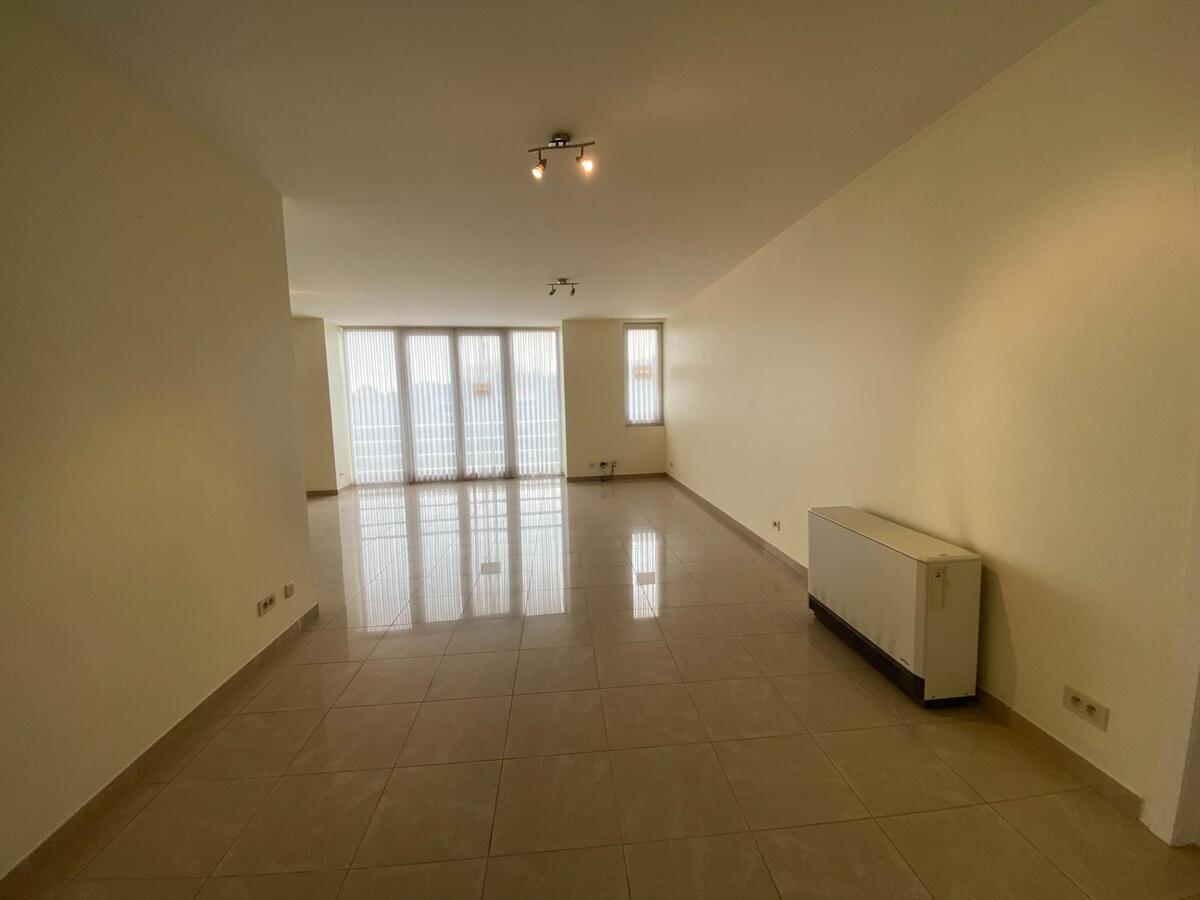 Uitstekend gelegen, ruim woonappartement met groot zonneterras 