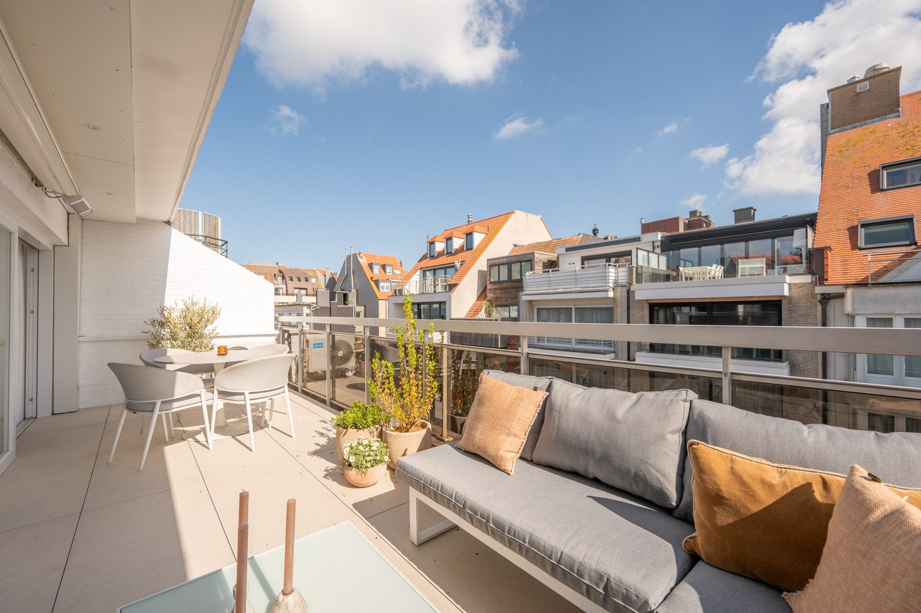 Penthouse duplex exceptionnel de 125 m² dans la résidence William, un bâtiment récent et élégant (2020), parfaitement situé au centre de Knokke. 